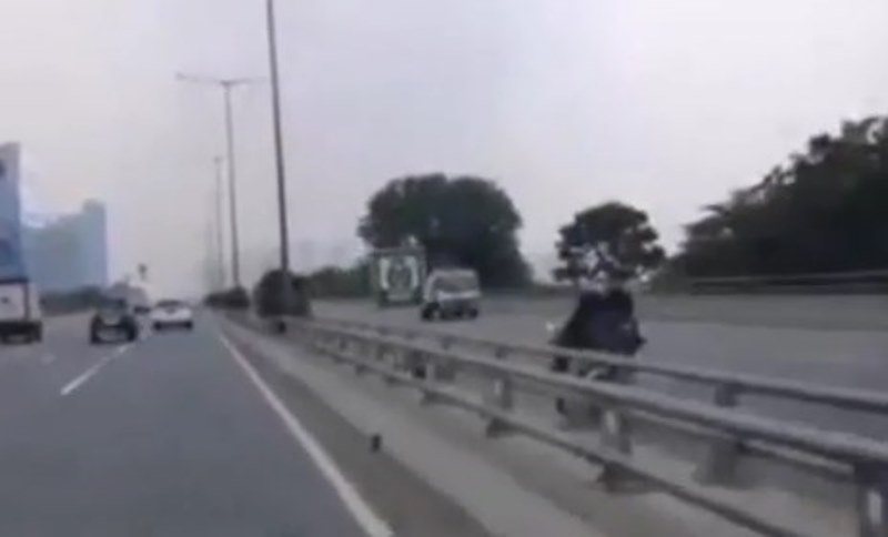 Melanju Kencang Pemotor Wanita Nekat Masuk Tol dan Lawan Arah