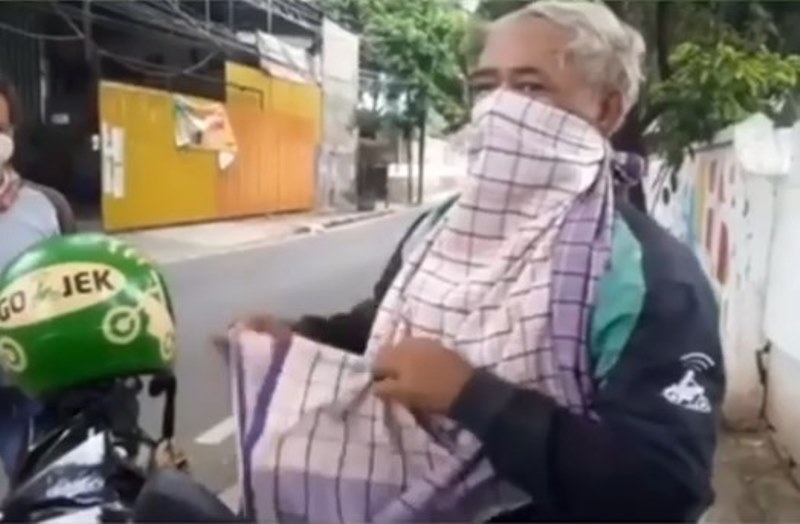 Proteksi Diri dari Corona Driver Ojol Sepuh Pakai Masker dari Sarung Saat Cari Orderan