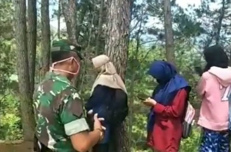 Sekelompok Mahasiswa di Enrekang Kena Razia Saat Cari Jaringan Internet di Gunung Untuk Kuliah Online