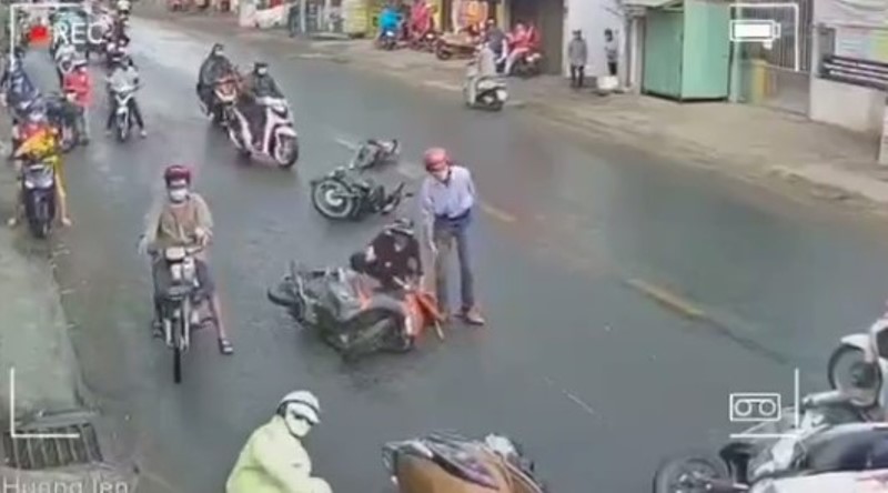 Seolah Menular Para Pengendara Motor ini Tiba tiba Jatuh Secara Bersamaan