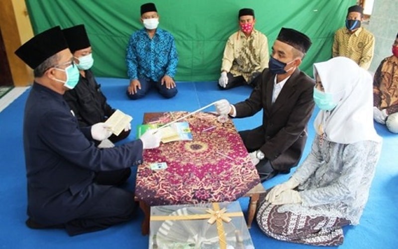 Tak Berjabat Tangan Pengantin di Jombang Ijab Kabul Pakai Tali untuk Cegah Penularan Covid 19 min