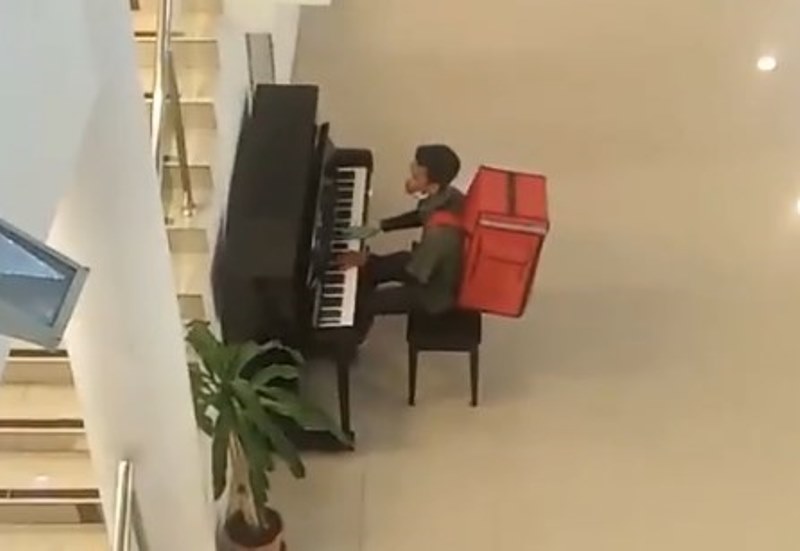 VIRAL Video Driver Ojol Pengantar Makanan Piawai Main Piano