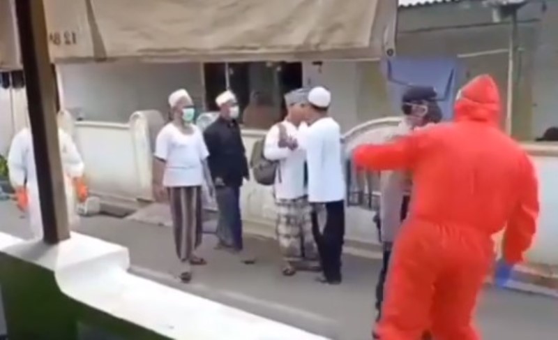 VIRAL Video Pria Diduga Pasien Corona Diajak Salaman Oleh Warga Saat Dijemput Tim Medis