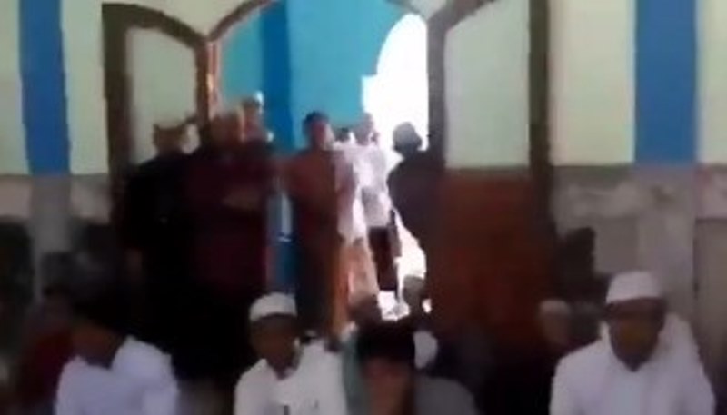 Viral Seorang Pria Tiba tiba Caci Maki Ustadz Ketika di Dalam Masjid