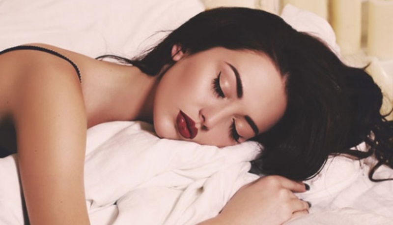 Waspada dengan 6 Bahaya ini Jika Sering Tidur Masih Memakai Makeup