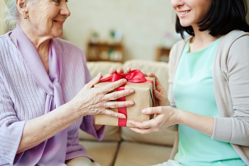 Makin Disayang Ini 8 Ide Hadiah Untuk Mertua di Hari Lebaran