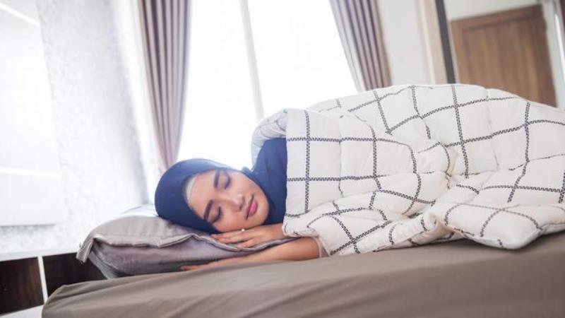 Meski Ibadah Tidur Terlalu Lama Saat Puasa Ternyata Bahaya