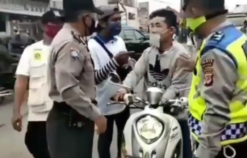 Pemuda Ngamuk dan Pukul Relawan PSBB Saat Ditegur Soal Pakai Masker