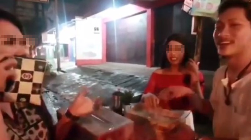 VIRAL Aksi YouTuber Bikin Konten Prank Bagi bagi Sembako Berisi Sampah ke Waria