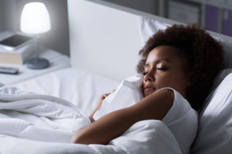 5 Efek Buruk Akibat Tidur dengan Lampu Menyala