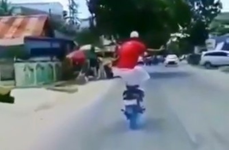 Bahaya Banget, Kakek ini Lakukan Aksi Berdiri di Atas Motor yang Melaju Bahaya Banget Kakek ini Lakukan Atraksi Berdiri di Atas Motor yang Melaju