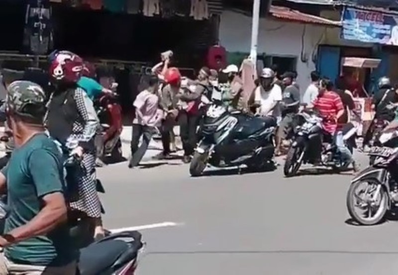 Beredar Video Petugas Dishub Tak Berdaya Saat Dikeroyok Puluhan Pengantar Jenazah