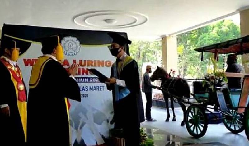 Di Tengah Pandemi UNS Laksanakan Wisuda Secara Drive Thru Pakai Becak Hingga Andong