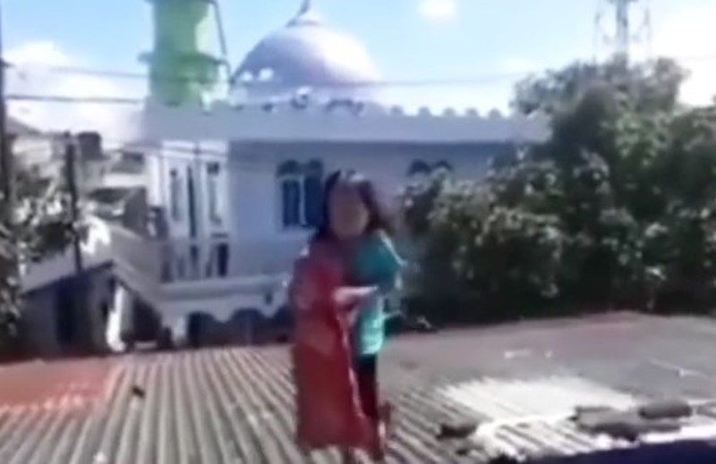 Disuruh Ambil Bantal di Atas Atap Rumah, Bocah ini Nangis Ketakutan Disuruh Ambil Bantal di Atas Atap Rumah Bocah ini Nangis Ketakutan