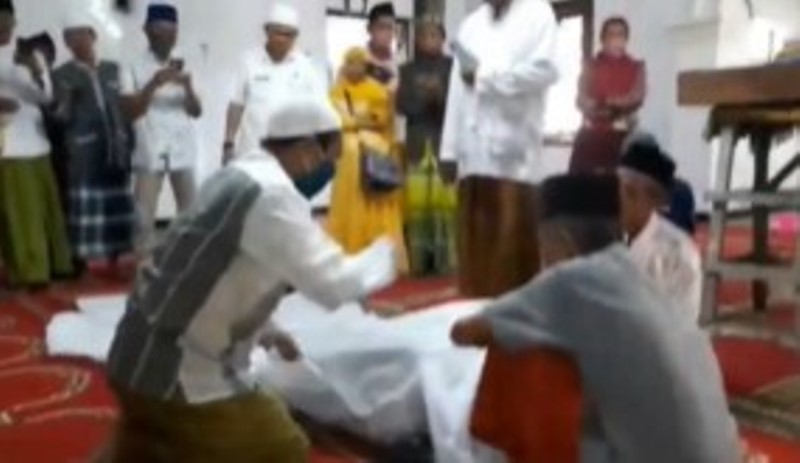 Dituduh Pakai Ilmu Santet Warga Sampang Laksanakan Ritual Sumpah Pocong di Masjid