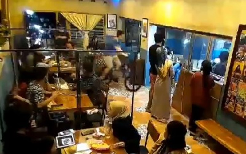 Gowes Sepeda di Dalam Kafe Rombongan Pesepeda di Semarang Tuai Kritikan