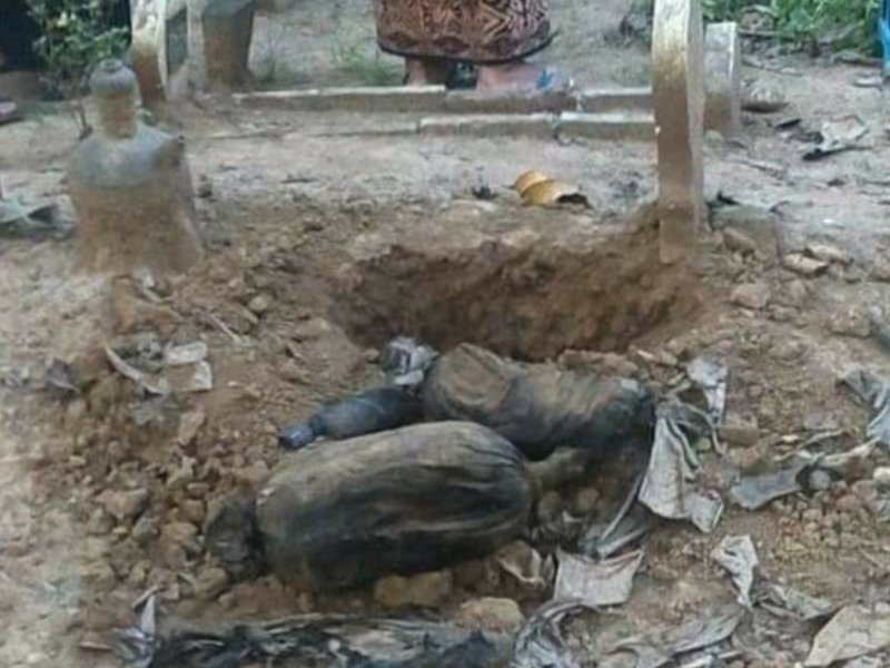 Heboh Ditemukannya Bungkusan Pocong Berisi Bangkai Ayam dan Foto Wanita di Makam Kudus