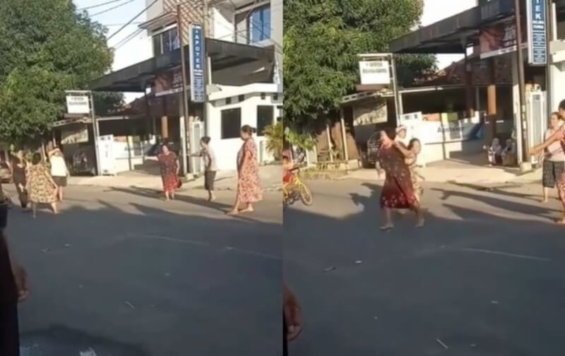 Jalan Ditutup Akibat PSBB Emak emak di Cirebon Asyik Main Gobak Sodor