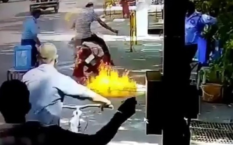 Motor Tiba tiba Terbakar Saat Disemprot Cairan Disinfektan Pengendara dan Petugas Panik