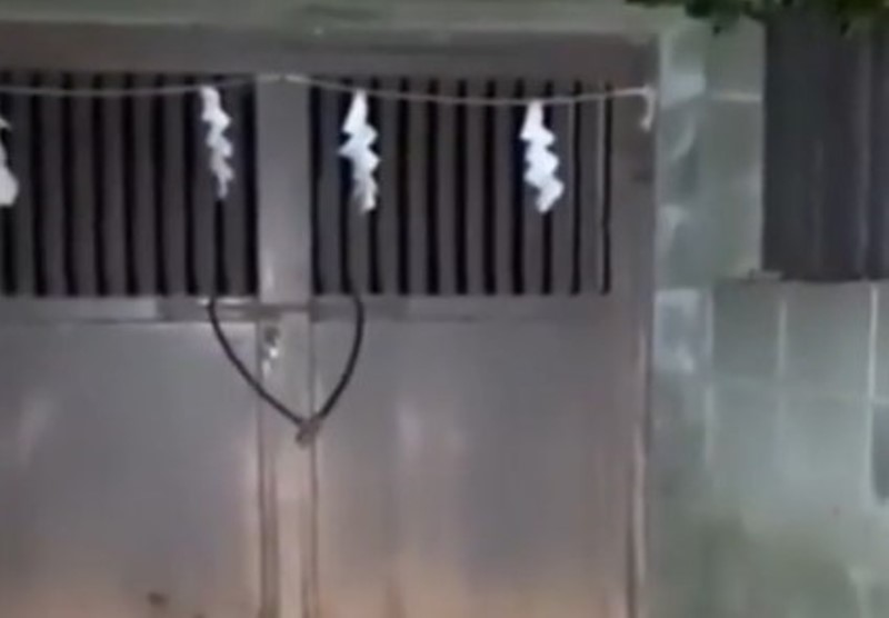 Seram! Gembok Pintu Bergerak Sendiri, Perekam Ambil Langkah Seribu Usai Sosok ini Muncul Seram Gembok Pintu Bergerak Sendiri Perekam Ambil Langkah Seribu Usai Sosok ini Muncul