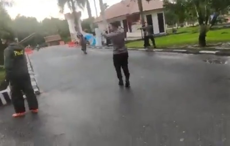 VIRAL Video Pria Terobos Markas Brimob Polda Sultra Sambil Teriak Takbir, Ternyata Alami Gangguan Jiwa VIRAL Video Pria Terobos Markas Brimob Polda Sultra Sambil Teriak Takbir Ternyata Alami Gangguan Jiwa