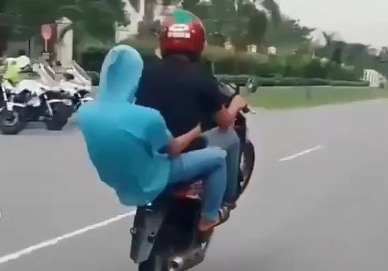 Viral Video Pemotor Remaja Lakukan Aksi Standing Saat Lewat di Depan Polisi Viral Video Pemotor Remaja Lakukan Aksi Nekat Standing di Depan Polisi