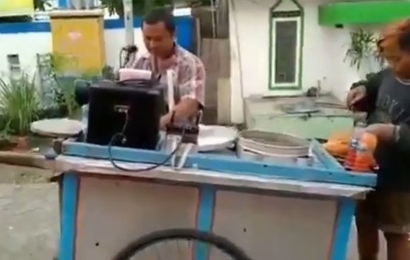 Pembeli Auto Joget! Penjual Pentol ini Dagang Sembari Nge-DJ Wow Banget Penjual Pentol ini Dagang Sembari Nge DJ