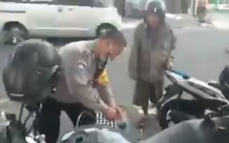 Ambil BBM dari Kendaraannya Polisi di Yogyakarta Bantu Pemotor yang Kehabisan Bensin