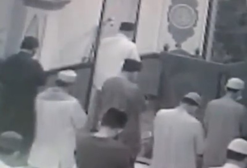 Beredar Video Detik-detik Seorang Ustadz Meninggal Dunia Saat Imami Salat Subuh Beredar Video Detik detik Seorang Ustadz Meninggal Dunia Saat Imami Salat Subuh