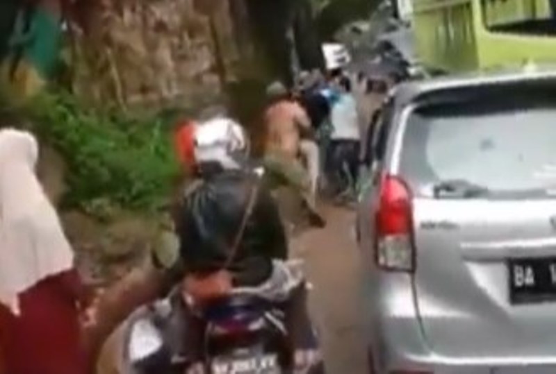 Gara-gara Rebutan Jalan dan Tak Mau Mengalah, Dua Sopir Terlibat Baku Hantam Gara gara Rebutan Jalan dan Tak Mau Mengalah Dua Sopir Terlibat Baku Hantam