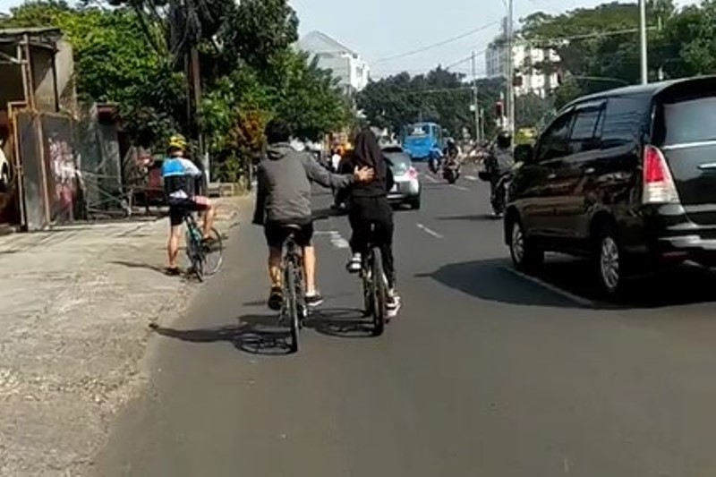 Kelewat Bucin Pesepeda Pria Rela Gowes Sambil Dorong Wanita