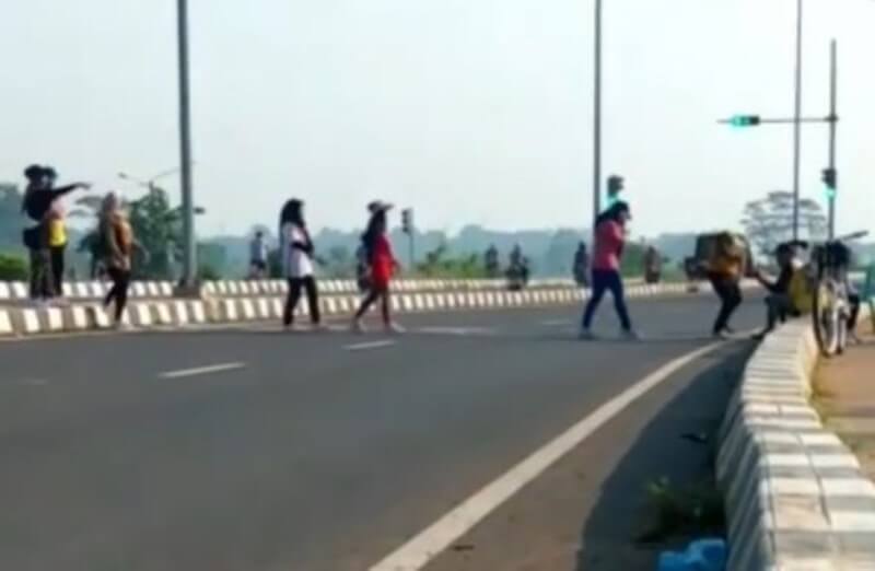 Lagi 7 Emak emak Terciduk Kamera Tengah Main TikTok di Exit Tol Setono