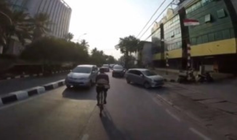 Menantang Maut Pesepeda ini Nekat Lawan Arus Saat Gowes di Jalan Raya