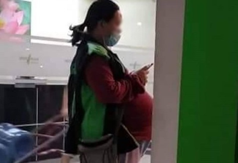 Meski Sedang Hamil Tua Driver Ojol Wanita Masih Semangat Bekerja