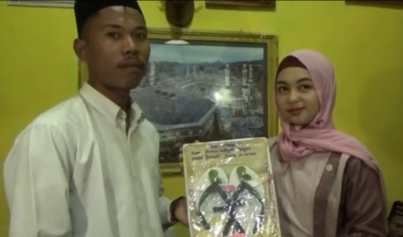 Nikah dengan Mahar Sandal Jepit dan Segelas Air Pasangan Pengantin di Lombok Viral