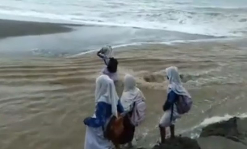 Nyaris Hanyut 4 Siswi Seberangi Sungai Berarus Deras Untuk Pergi ke Sekolah