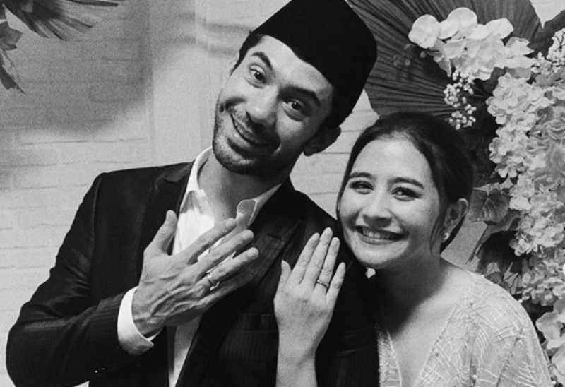 Reza Rahadian dan Prilly Latuconsina Tunjukkan Cincin di Jari Manis Resmi Tunangan