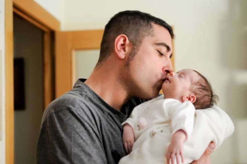 Stop Mencium Bayi yang Baru Lahir Ternyata Bisa Bahaya Bagi Kesehatannya