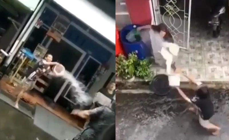 Tetanggaan Tapi Gak Akur Dua Emak emak ini Saling Siram di Depan Rumah