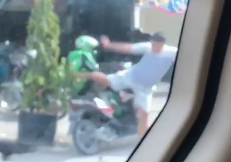 VIRAL Driver Ojol Ditendang Pria di Pinggir Jalan Polisi Berhasil Tangkap Pelaku