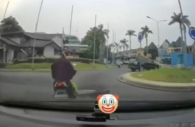 VIRAL Video Emak emak Pemotor Berhenti Secara Mendadak di Tengah Jalan Auto Keder