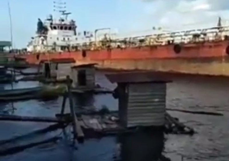 Detik detik Kapal Tanker Pertamina Tabrak Jamban Terapung dan Kelotok di Sungai Mentaya