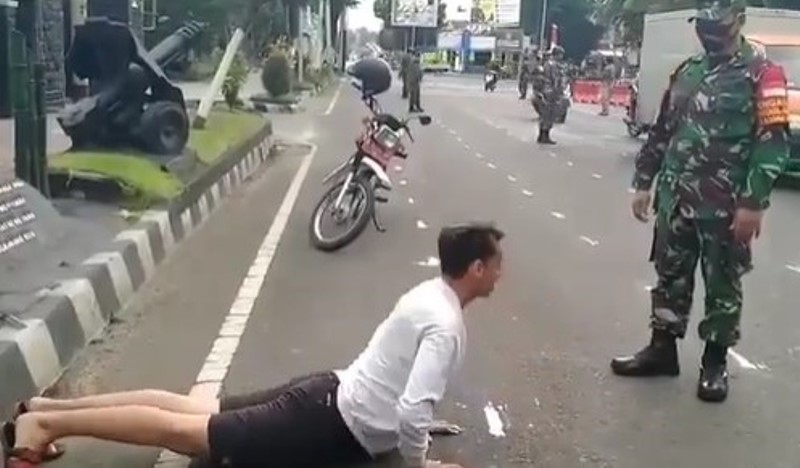 Dihukum Push Up Gerakan yang Dilakukan Cowok ini Malah Bikin Salah Fokus