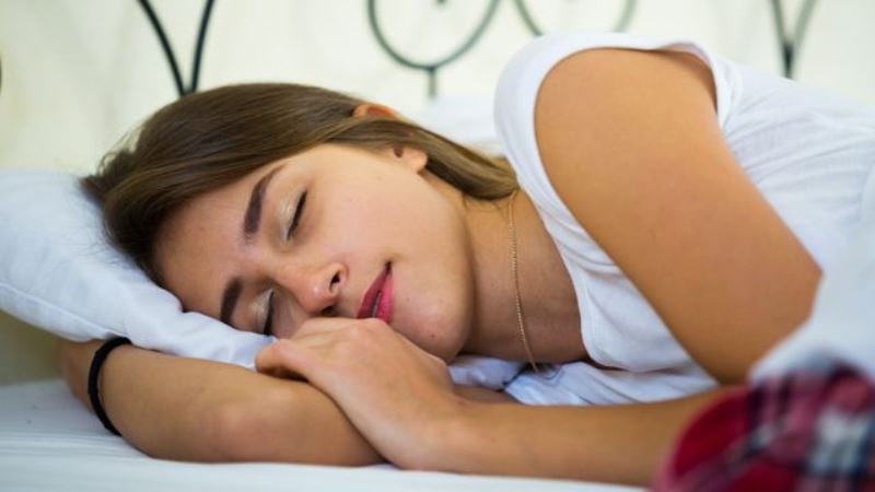 Manfaat Tidur Siang Untuk Kecantikan Tubuh dan Kulit Wajah