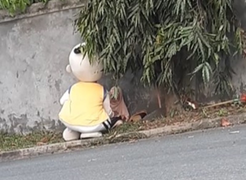 Masih Berkostum Badut Pria ini Tetap Sempatkan Waktu Ajarkan Anak Perempuannya Mengaji