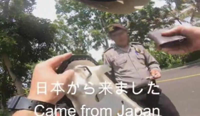 Tilang Turis Asal Jepang, Oknum Polisi ini Minta Uang Rp 1 Juta Tilang Turis Asal Jepang Oknum Polisi ini Minta Uang Rp 1 Juta