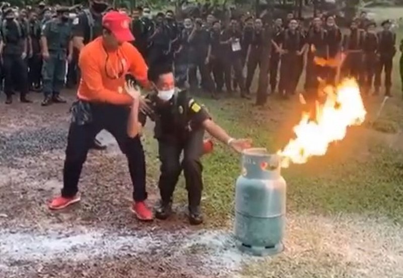 VIRAL Tingkah Kocak Pria Berseragam Saat Damkar Simulasi Padamkan Api di Tabung Gas