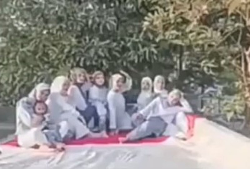 VIRAL Video 8 Cewek ini Injak dan Duduki Bendera Merah Putih Ini Klarifikasinya