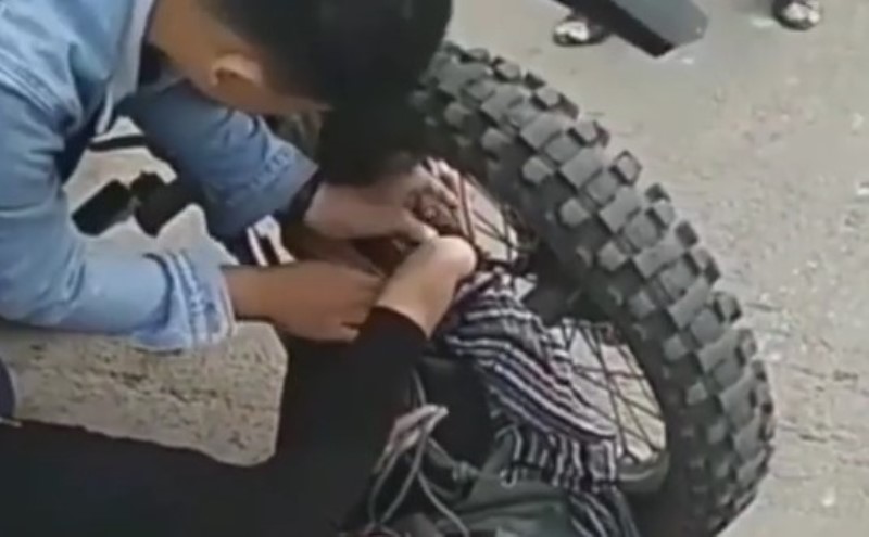 Kasihan! Tangan Seorang Wanita Terlilit Jari-jari Motor Gara-gara Ini Kasihan Tangan Wanita ini Nyaris Putus Lantaran Terlilit Jari jari Motor
