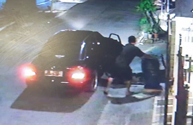 Pakai Mercy Saat Beraksi Pengendara ini Tertangkap CCTV Ambil Tong Sampah Orang